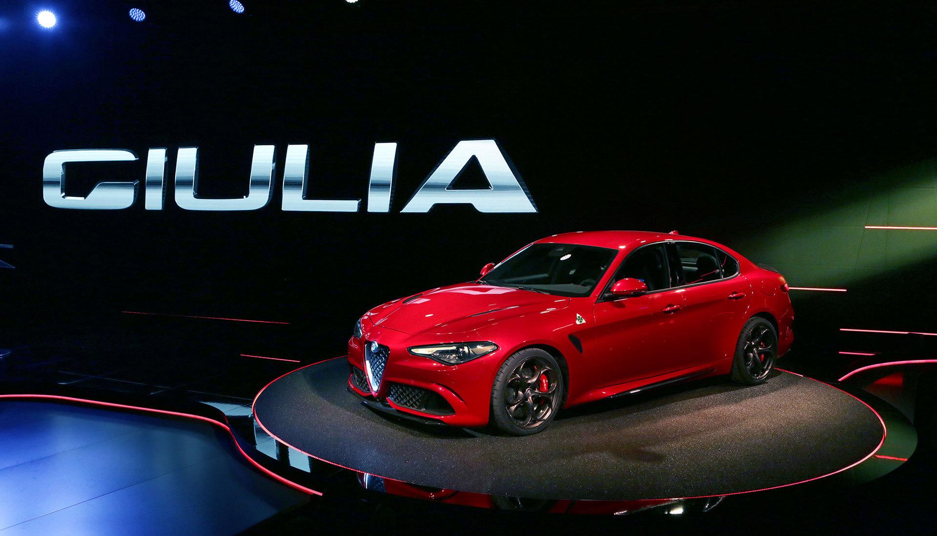 Alfa Romeo Giulia Quadrifoglio V4 Mousepad