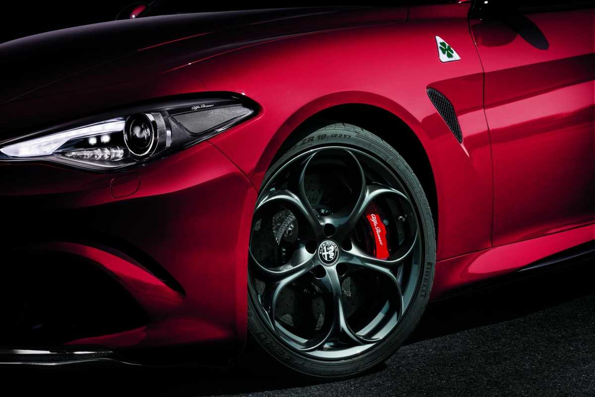 Alfa Romeo Giulia Quadrifoglio V8 Mousepad