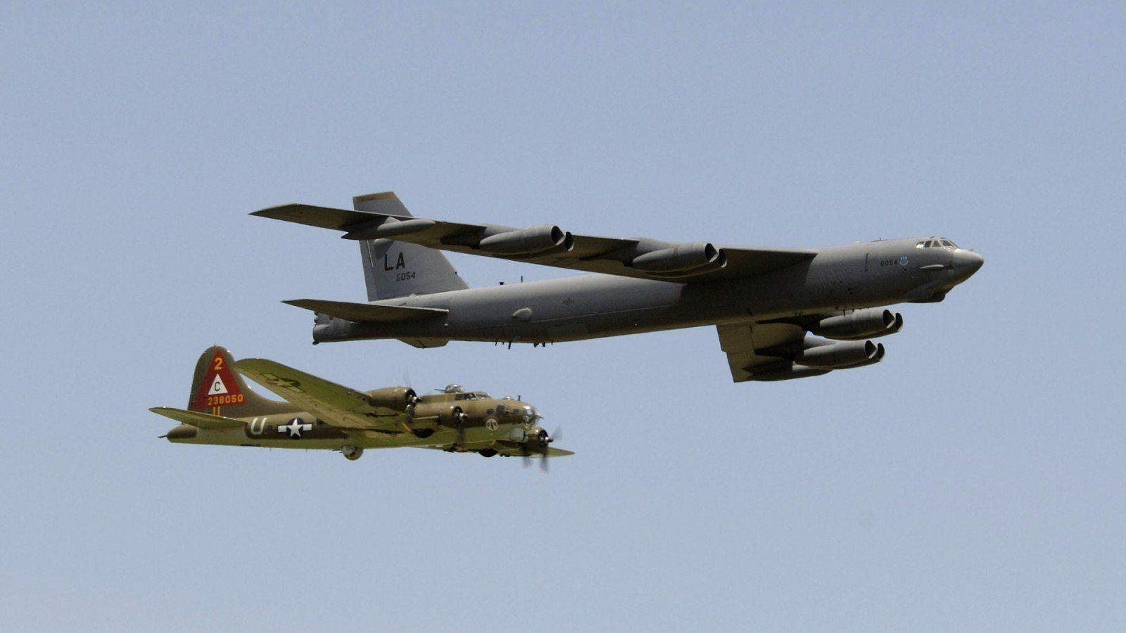 B-52 Stratofortress V13 Mousepad Deskmat